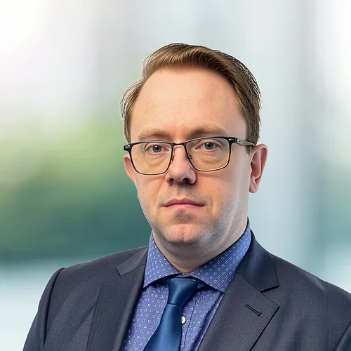A photo of attorney Will Bohannon against a softly blurred office background