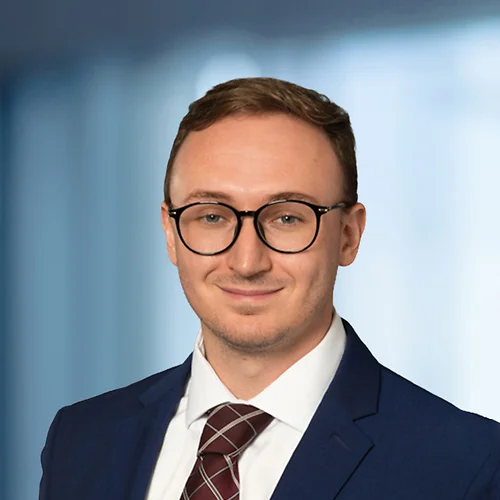 A photo of attorney Kyle Thompson against a softly blurred office background